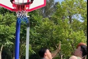篮球脑洞之借助篮网甩进球篮，这进球你想的到吗？